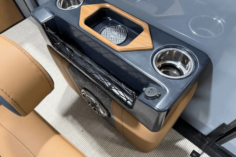 Slide: The Image of Harris Grand Mariner 250 2025 - 18