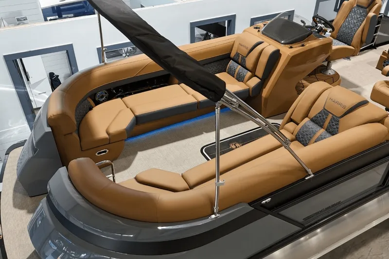 Slide: The Image of Harris Grand Mariner 250 2025 - 19