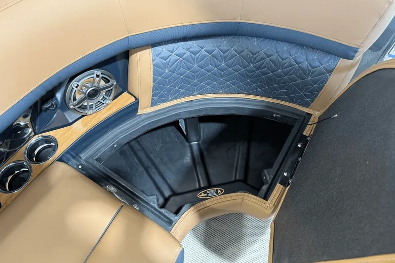 Slide: The Image of Harris Grand Mariner 250 2025 - 23