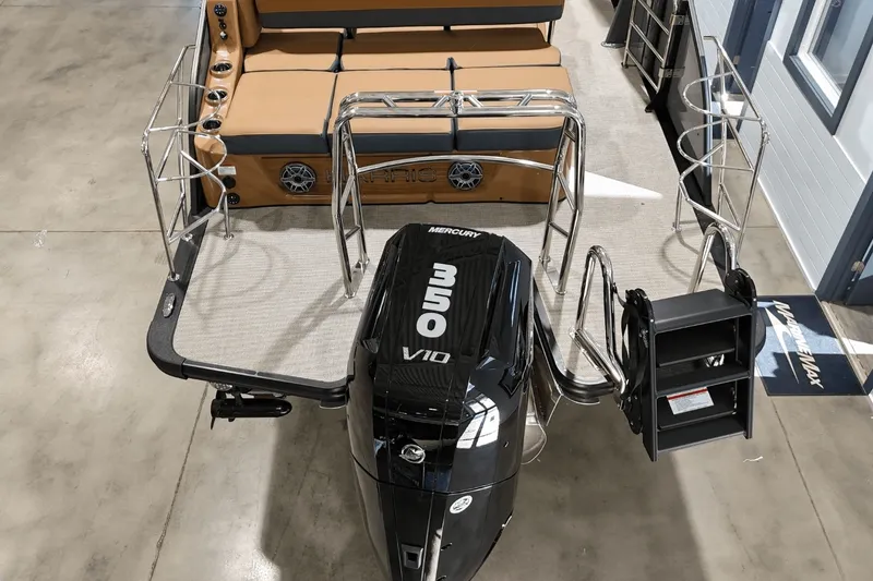 Slide: The Image of Harris Grand Mariner 250 2025 - 6