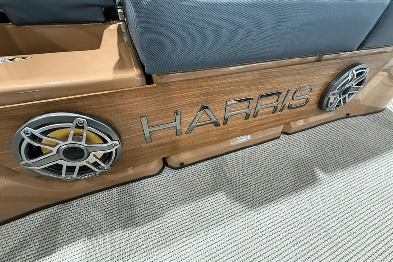 Slide: The Image of Harris Grand Mariner 250 2025 - 7