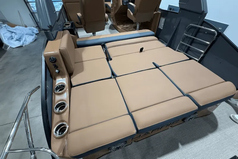 Slide: The Image of Harris Grand Mariner 250 2025 - 8