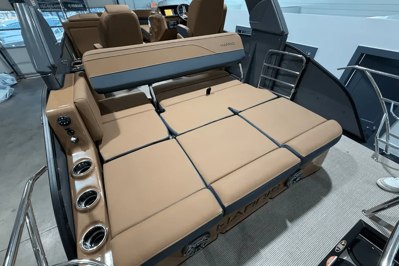 Slide: The Image of Harris Grand Mariner 250 2025 - 9