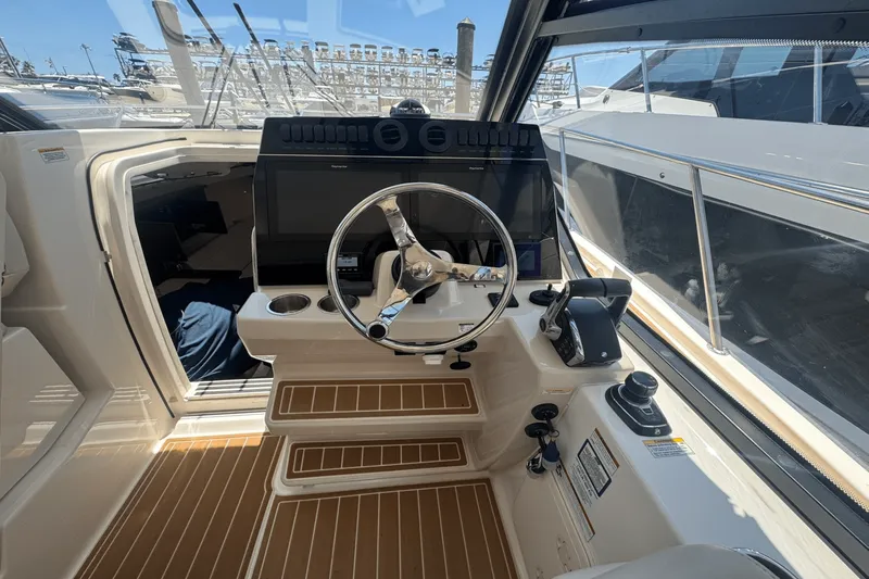 Slide: The Image of Boston Whaler 325 Conquest 2022 - 5