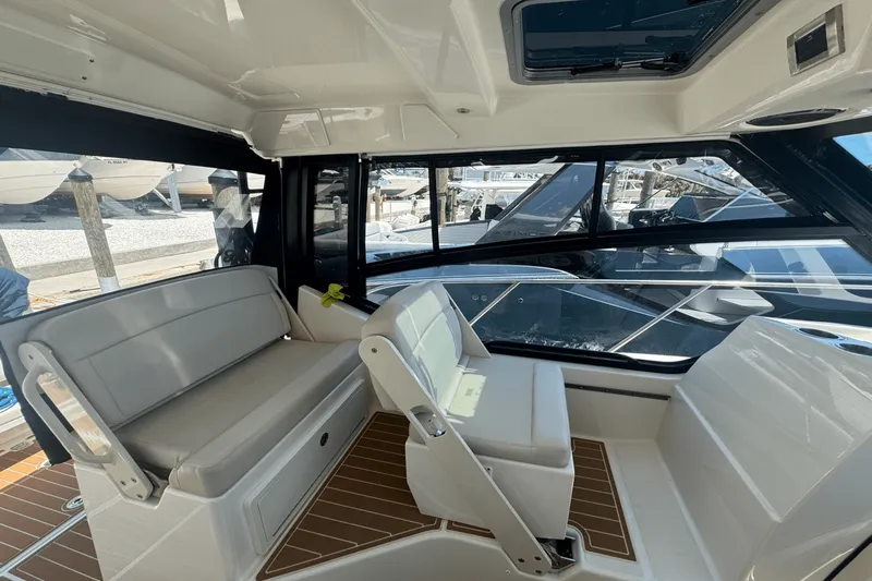 Slide: The Image of Boston Whaler 325 Conquest 2022 - 7