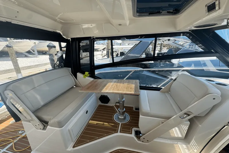 Slide: The Image of Boston Whaler 325 Conquest 2022 - 9