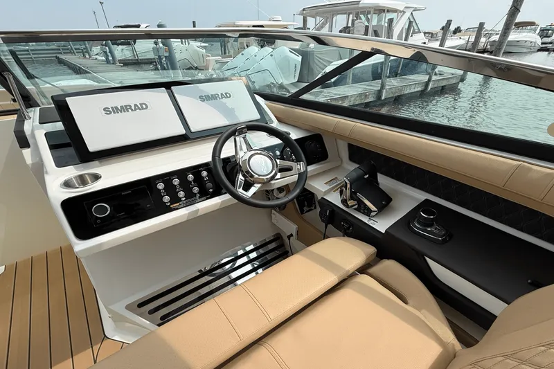 Slide: The Image of Sea Ray SLX 310 2025 - 9