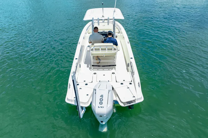 Slide: The Image of Boston Whaler 250 Dauntless 2025 - 15