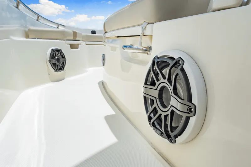 Slide: The Image of Boston Whaler 250 Dauntless 2025 - 26