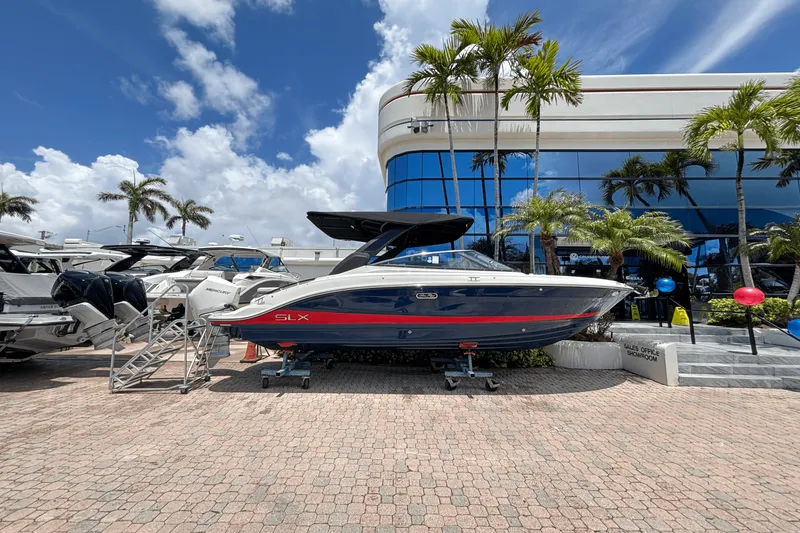 Slide: The Image of Sea Ray SLX 260 Outboard 2025 - 0