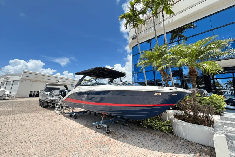 Slide: The Image of Sea Ray SLX 260 Outboard 2025 - 1