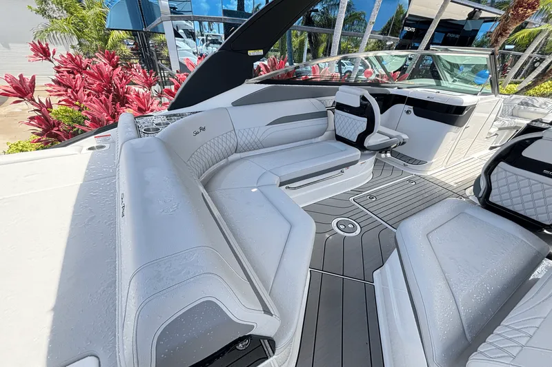 Slide: The Image of Sea Ray SLX 260 Outboard 2025 - 10