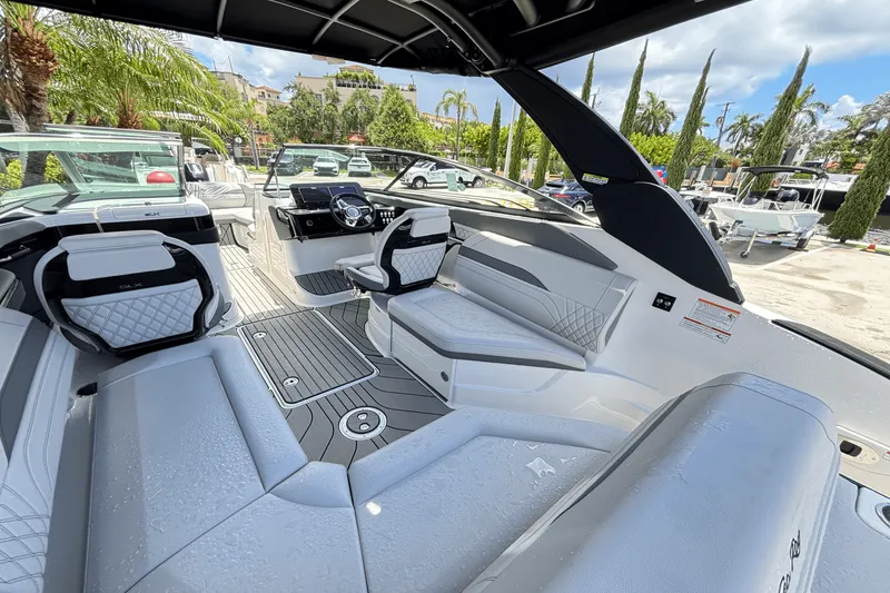 Slide: The Image of Sea Ray SLX 260 Outboard 2025 - 11