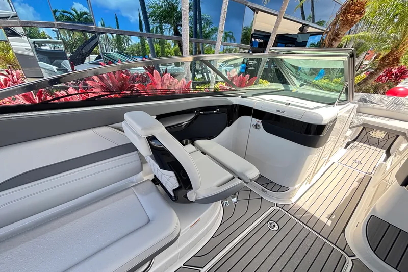 Slide: The Image of Sea Ray SLX 260 Outboard 2025 - 12