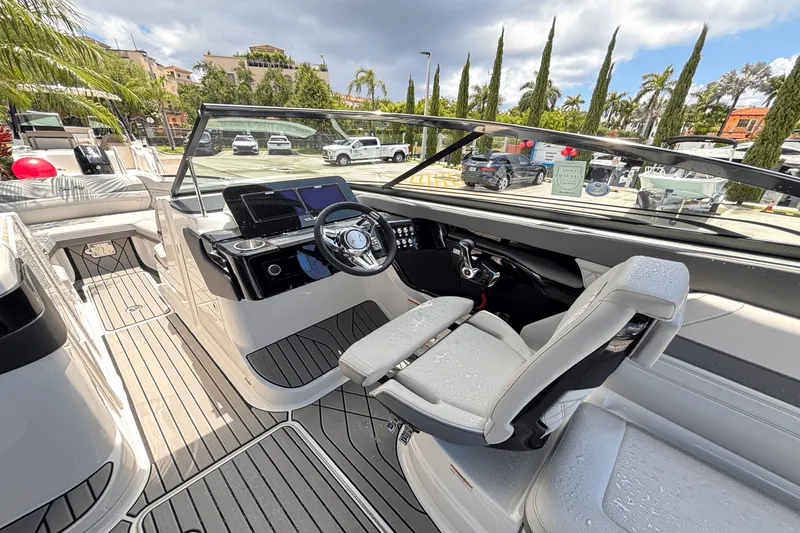 Slide: The Image of Sea Ray SLX 260 Outboard 2025 - 13
