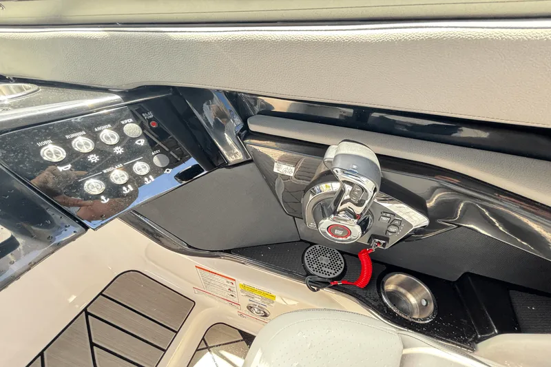 Slide: The Image of Sea Ray SLX 260 Outboard 2025 - 15