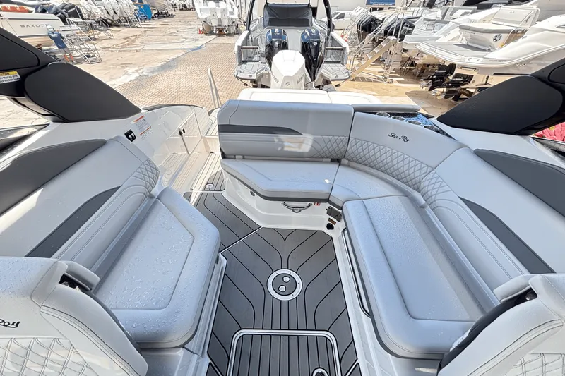 Slide: The Image of Sea Ray SLX 260 Outboard 2025 - 16