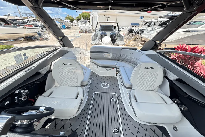 Slide: The Image of Sea Ray SLX 260 Outboard 2025 - 17