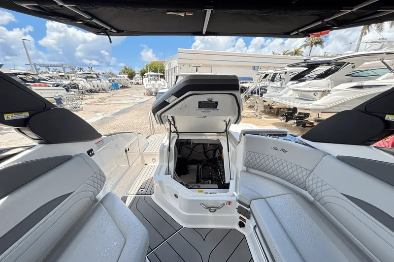 Slide: The Image of Sea Ray SLX 260 Outboard 2025 - 18
