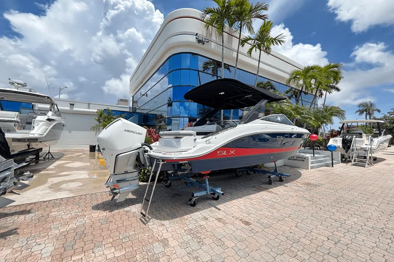 Slide: The Image of Sea Ray SLX 260 Outboard 2025 - 2