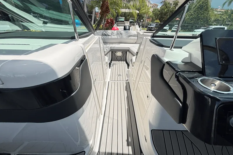 Slide: The Image of Sea Ray SLX 260 Outboard 2025 - 20
