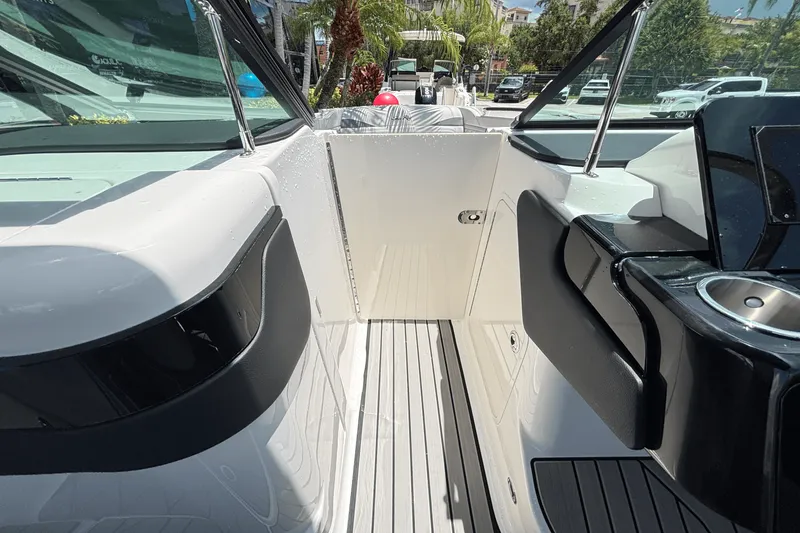 Slide: The Image of Sea Ray SLX 260 Outboard 2025 - 21