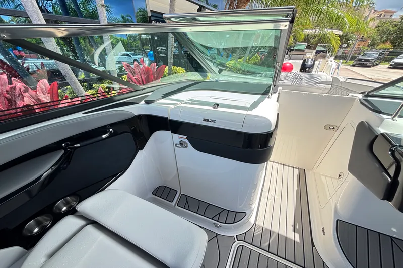 Slide: The Image of Sea Ray SLX 260 Outboard 2025 - 22