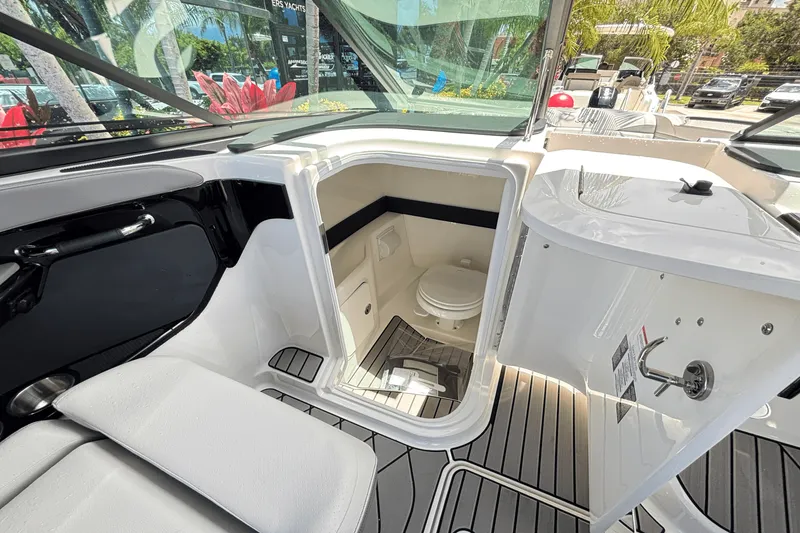 Slide: The Image of Sea Ray SLX 260 Outboard 2025 - 23