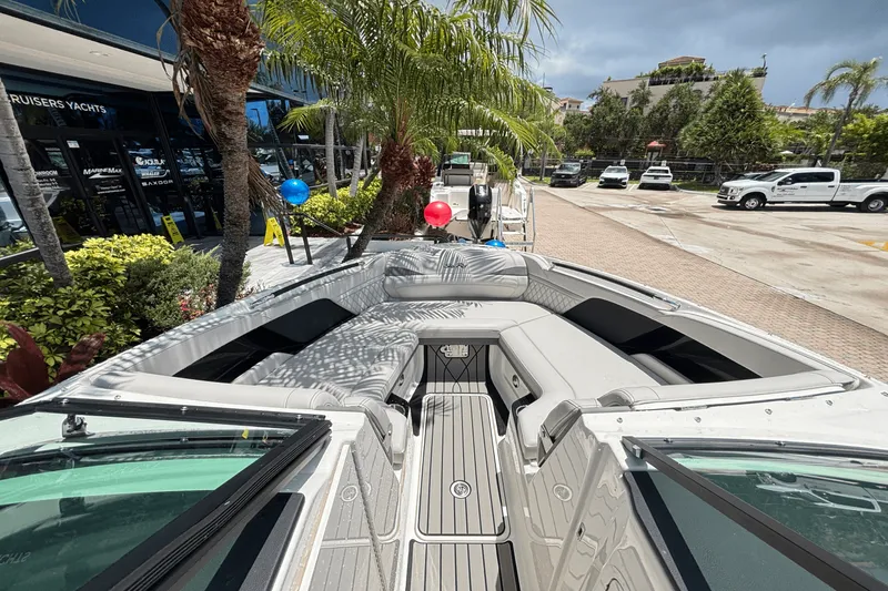 Slide: The Image of Sea Ray SLX 260 Outboard 2025 - 25