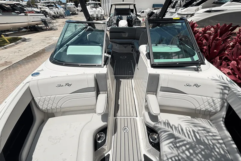 Slide: The Image of Sea Ray SLX 260 Outboard 2025 - 26