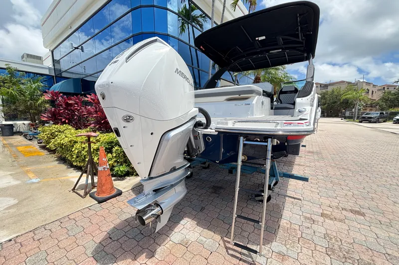 Slide: The Image of Sea Ray SLX 260 Outboard 2025 - 3