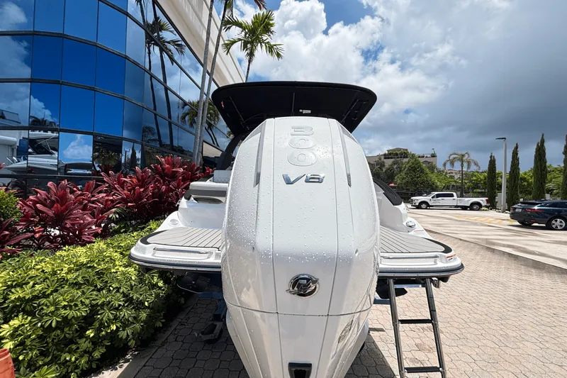 Slide: The Image of Sea Ray SLX 260 Outboard 2025 - 4