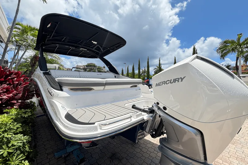 Slide: The Image of Sea Ray SLX 260 Outboard 2025 - 5