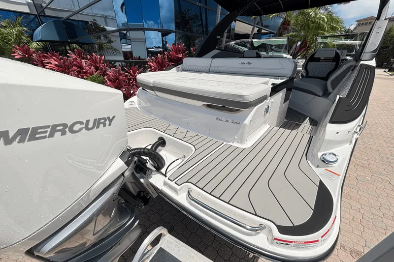 Slide: The Image of Sea Ray SLX 260 Outboard 2025 - 6