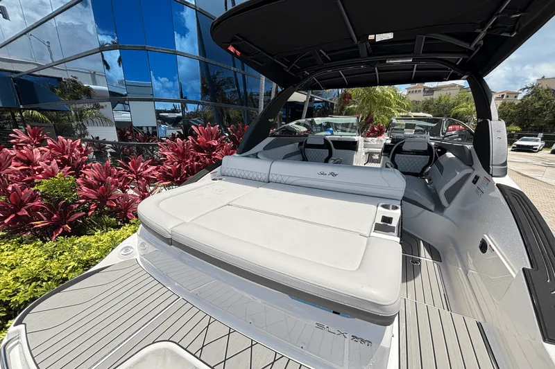 Slide: The Image of Sea Ray SLX 260 Outboard 2025 - 7
