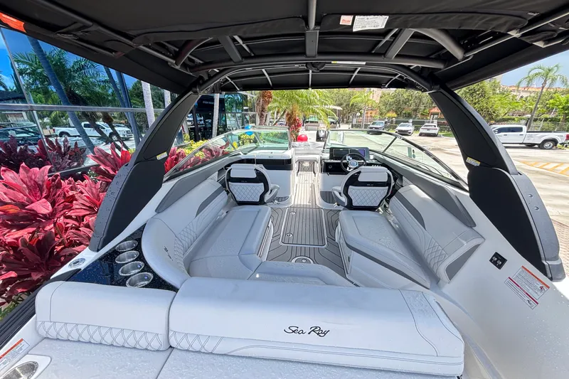 Slide: The Image of Sea Ray SLX 260 Outboard 2025 - 9