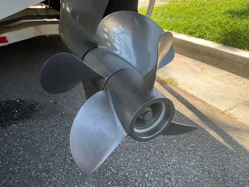 Slide: The Image of Wellcraft 33 Scarab AVS 2001 - 16