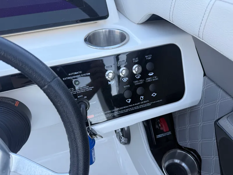 Slide: The Image of Sea Ray 230 SLX 2020 - 10