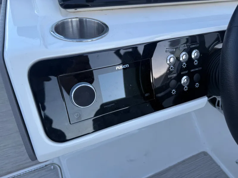 Slide: The Image of Sea Ray 230 SLX 2020 - 13
