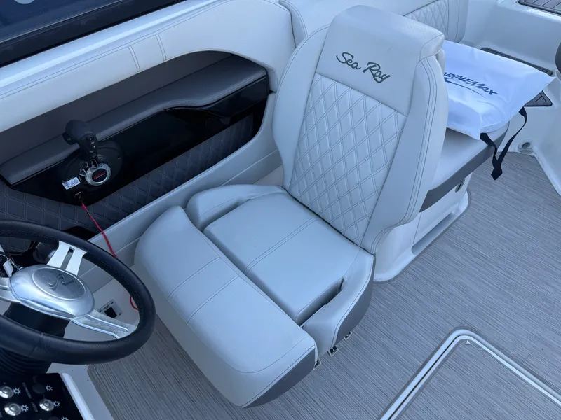 Slide: The Image of Sea Ray 230 SLX 2020 - 16