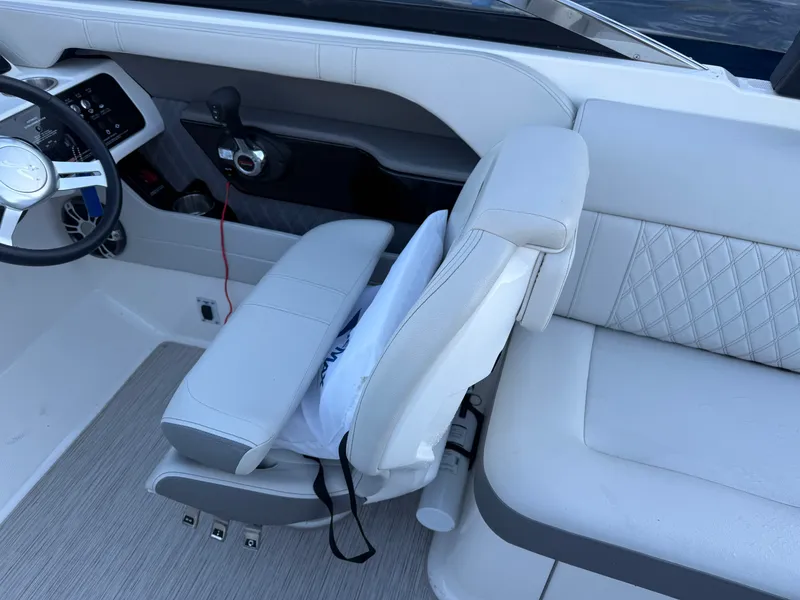 Slide: The Image of Sea Ray 230 SLX 2020 - 17