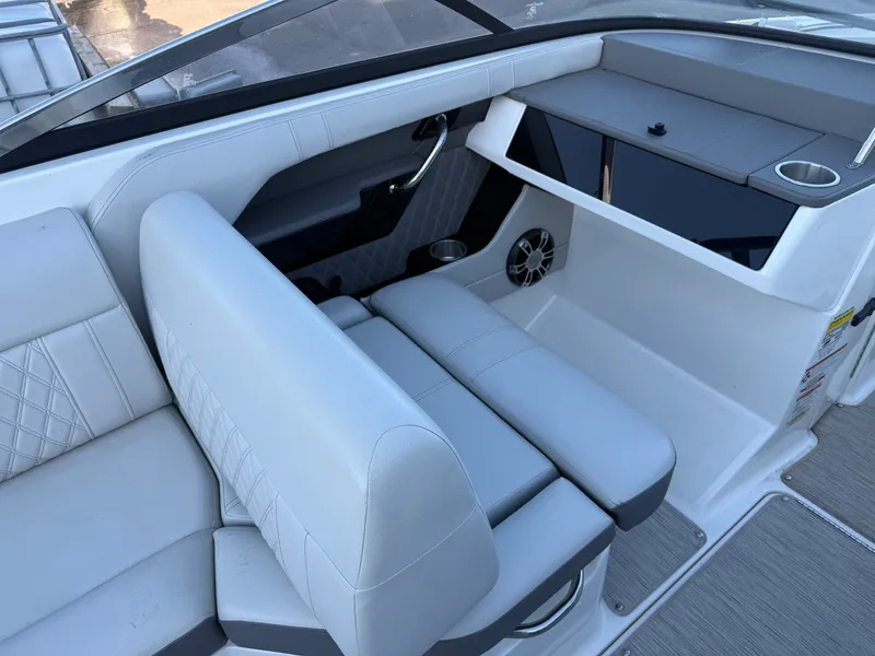 Slide: The Image of Sea Ray 230 SLX 2020 - 19