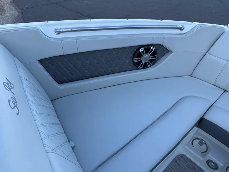 Slide: The Image of Sea Ray 230 SLX 2020 - 21