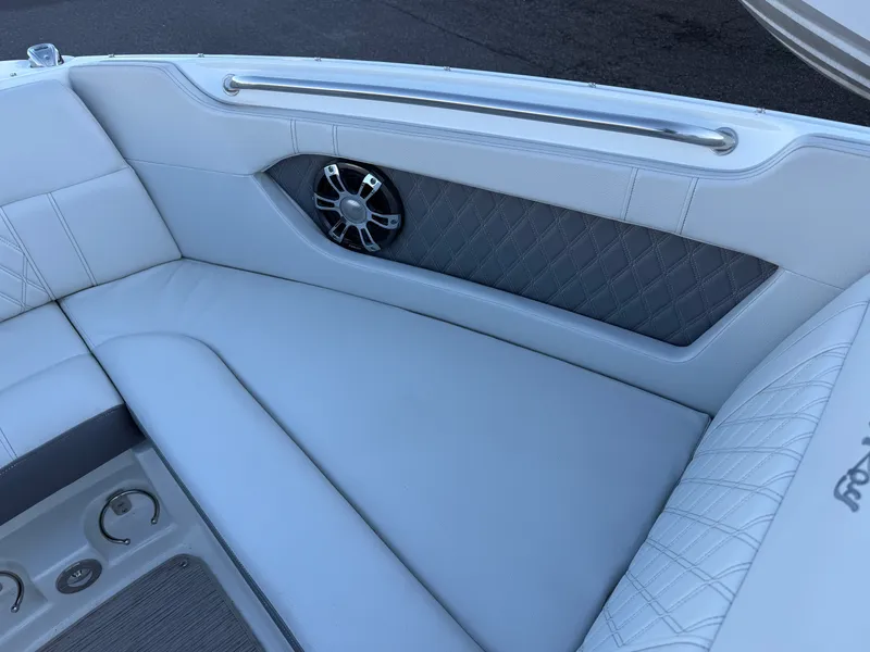 Slide: The Image of Sea Ray 230 SLX 2020 - 23