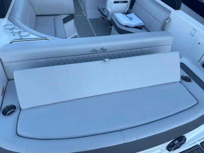 Slide: The Image of Sea Ray 230 SLX 2020 - 25