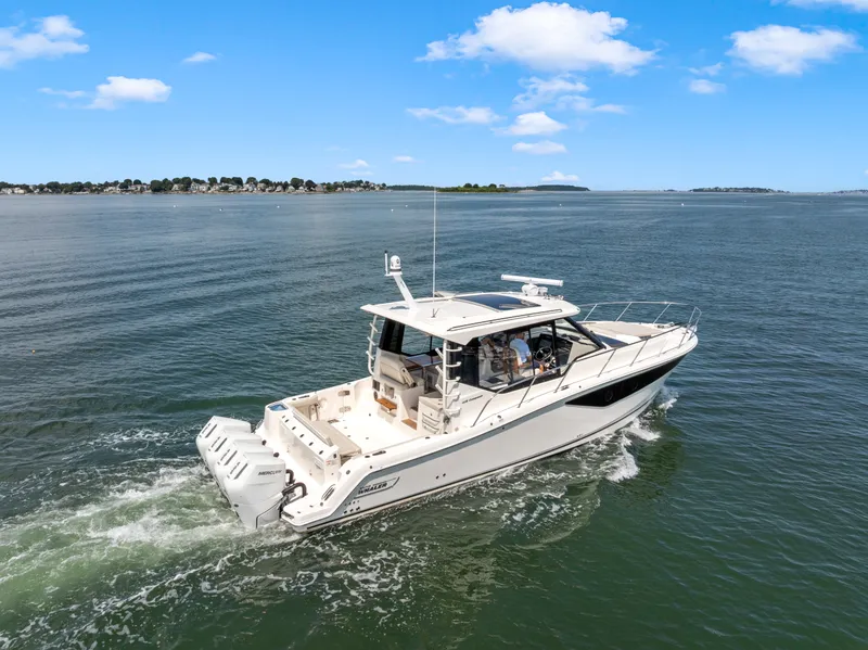 Slide: The Image of Boston Whaler 405 Conquest 2026 - 50