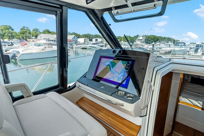 Slide: The Image of Boston Whaler 405 Conquest 2026 - 28