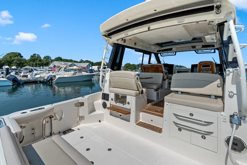 Slide: The Image of Boston Whaler 405 Conquest 2026 - 11