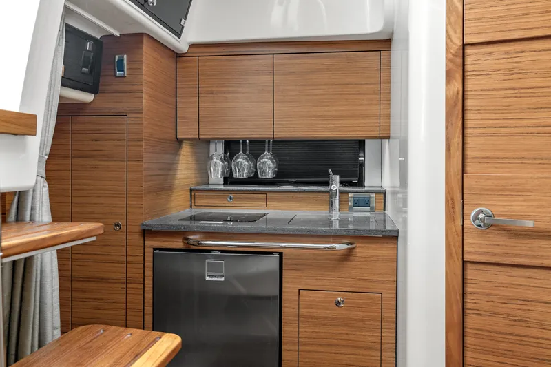 Slide: The Image of Boston Whaler 405 Conquest 2026 - 35