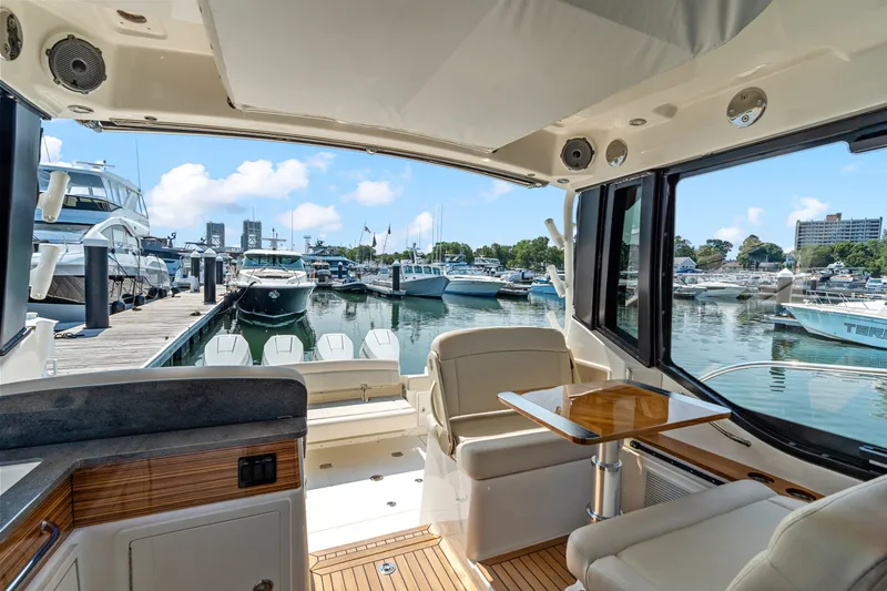Slide: The Image of Boston Whaler 405 Conquest 2026 - 17